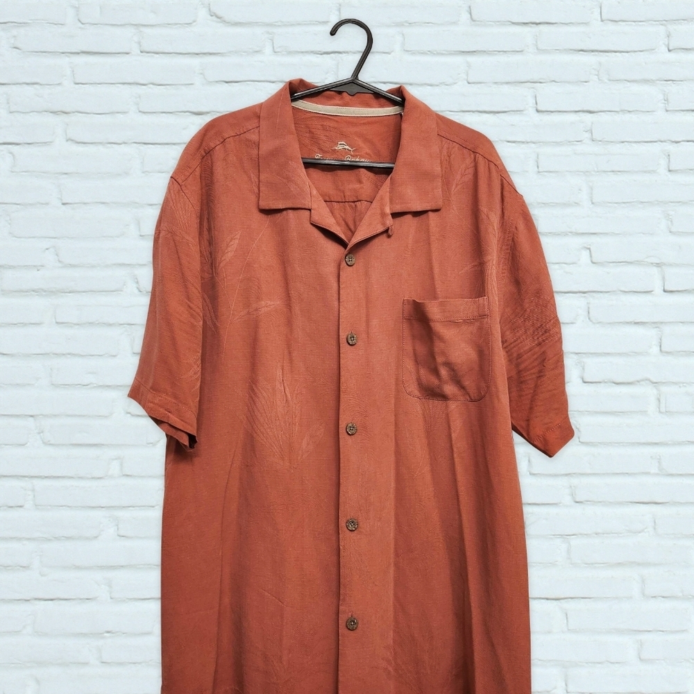 Tommy Bahama Men’s | Red Button up shirt | short sleeve | size Large